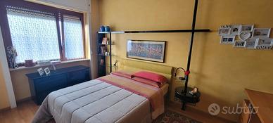 Parete attrezzata sopra letto