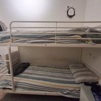 Letto a castello in ferro.