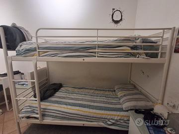 Letto a castello in ferro.