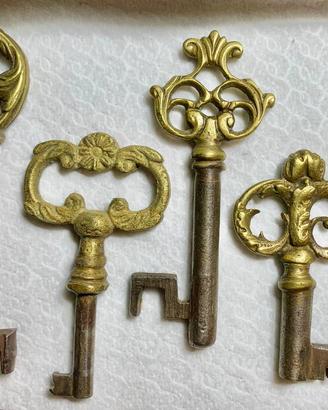 Set di 5 chiavi antiche in ottone e ferro