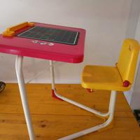 Scrivania con lavagna per bambini