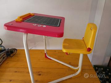 Scrivania con lavagna per bambini