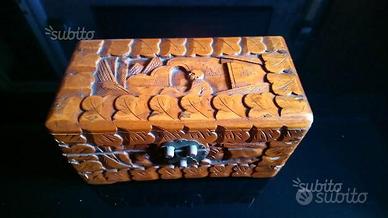 Splendido antico portagioie in legno intarsiato a