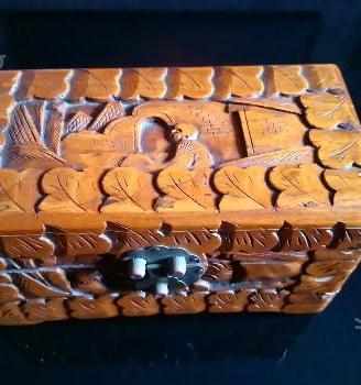 Splendido antico portagioie in legno intarsiato a