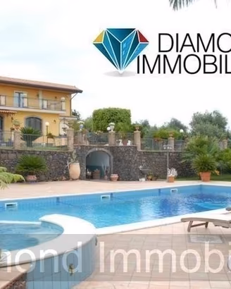 Esclusiva villa con piscina a Fiumefreddo
