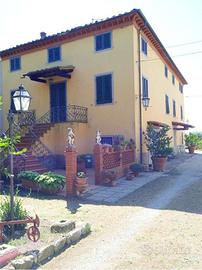 Villa di 350 m² con più di 5 locali e box auto a P