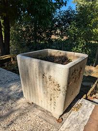 Vaso in pietra da giardino