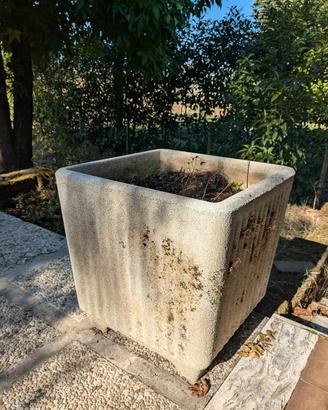 Vaso in pietra da giardino