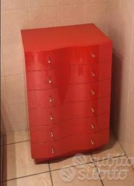 Cassettiera rossa