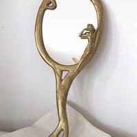 Specchio a mano vintage con ninfa a rilievo