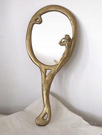 Specchio a mano vintage con ninfa a rilievo