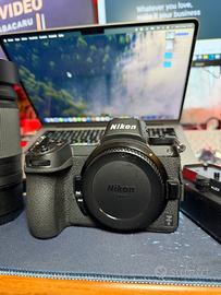 Nikon z6 con obiettivo e batterygrip