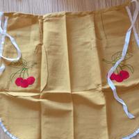 grembiule cucito e ricamato a mano 