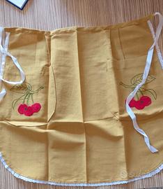 grembiule cucito e ricamato a mano 