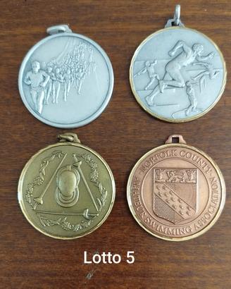 Lotto di medaglie a tema sportivo come da foto 