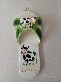 Ciabatta con mucche porta posate in ceramica