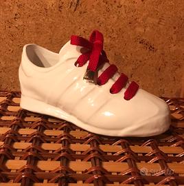 Scarpetta sportiva in ceramica soprammobile