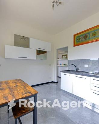 TRILOCALE RISTRUTTURATO CON BALCONE VISTA MARE E P