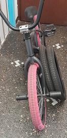 Robusta Bmx in acciaio adatta per tutte l'età.