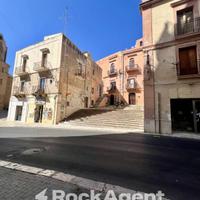 APPARTAMENTO SU PIAZZA CON MAGAZZINO