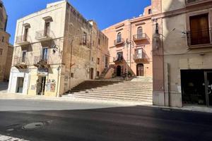 APPARTAMENTO SU PIAZZA CON MAGAZZINO