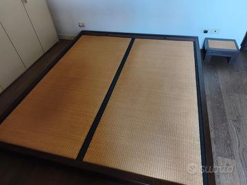 Letto matrimoniale con doghe/tatami e due comodini