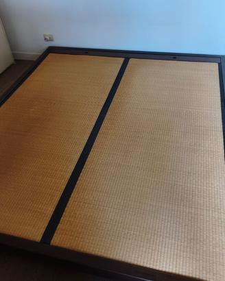 Letto matrimoniale con doghe/tatami e due comodini