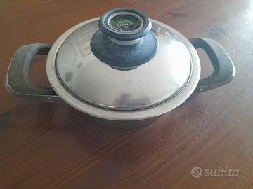 Pentola Amc con il suo coperchio