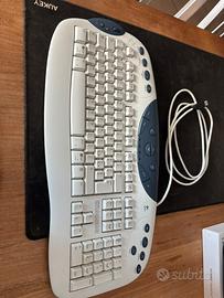 Tastiera per computer Logitech attacco di tipo USB