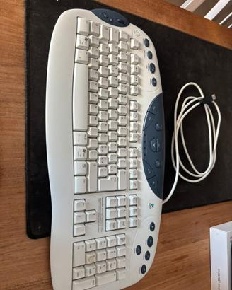Tastiera per computer Logitech attacco di tipo USB