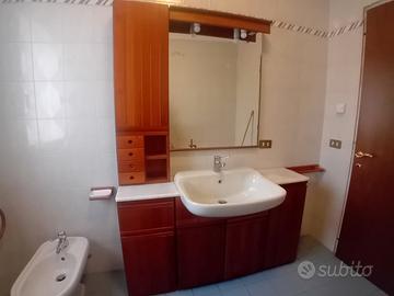 Mobile bagno in legno e sanitari