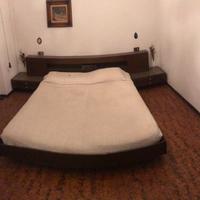 Camera matrimoniale con cassettiera e specchio