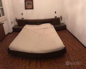 Camera matrimoniale con cassettiera e specchio