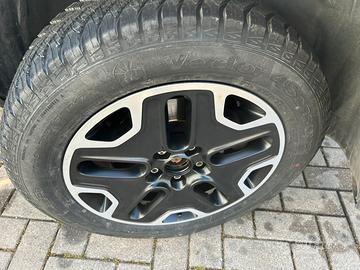N.4 Cerchi in Lega con termiche 215/60R17