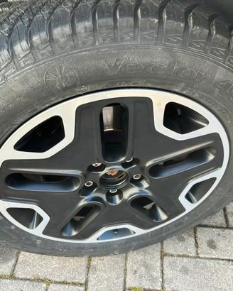 N.4 Cerchi in Lega con termiche 215/60R17