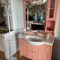 Set mobile rosa bagno con lavabo e specchio