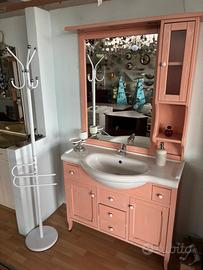 Set mobile rosa bagno con lavabo e specchio