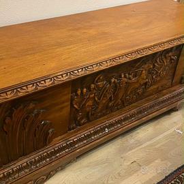 Cassapanca intagliata in legno del XIX secolo