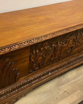 Cassapanca intagliata in legno del XIX secolo
