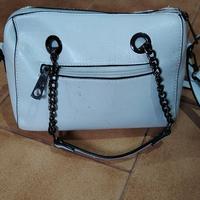 Borsa Bianca con Borchie e Tracolla a Catena!