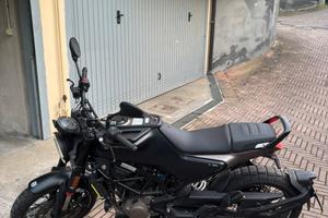 Husqvarna Svartpilen 125 (2024)  Akrapovic