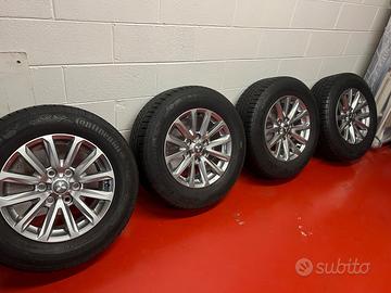 Cerchi completi di gomme