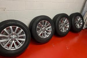 Cerchi completi di gomme