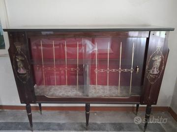 Mobile credenza con dame giapponesi