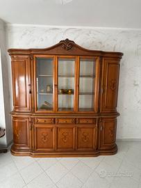 Vetrina classica  in legno massello elegante