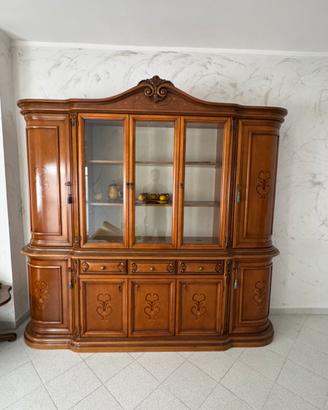 Vetrina classica  in legno massello elegante
