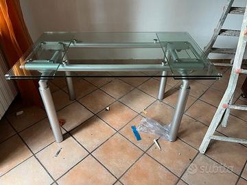 tavolo in acciaio e vetro