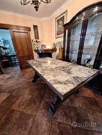 Tavolo da pranzo in legno massello e marmo – Stile