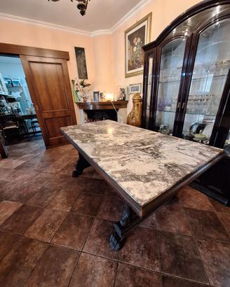 Tavolo da pranzo in legno massello e marmo – Stile