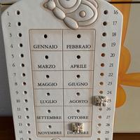Calendario perpetuo da parete in ceramica Elegance